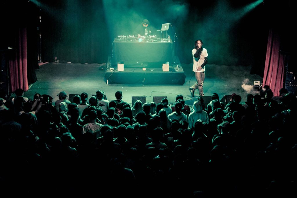 Trayce Chapman performing live.