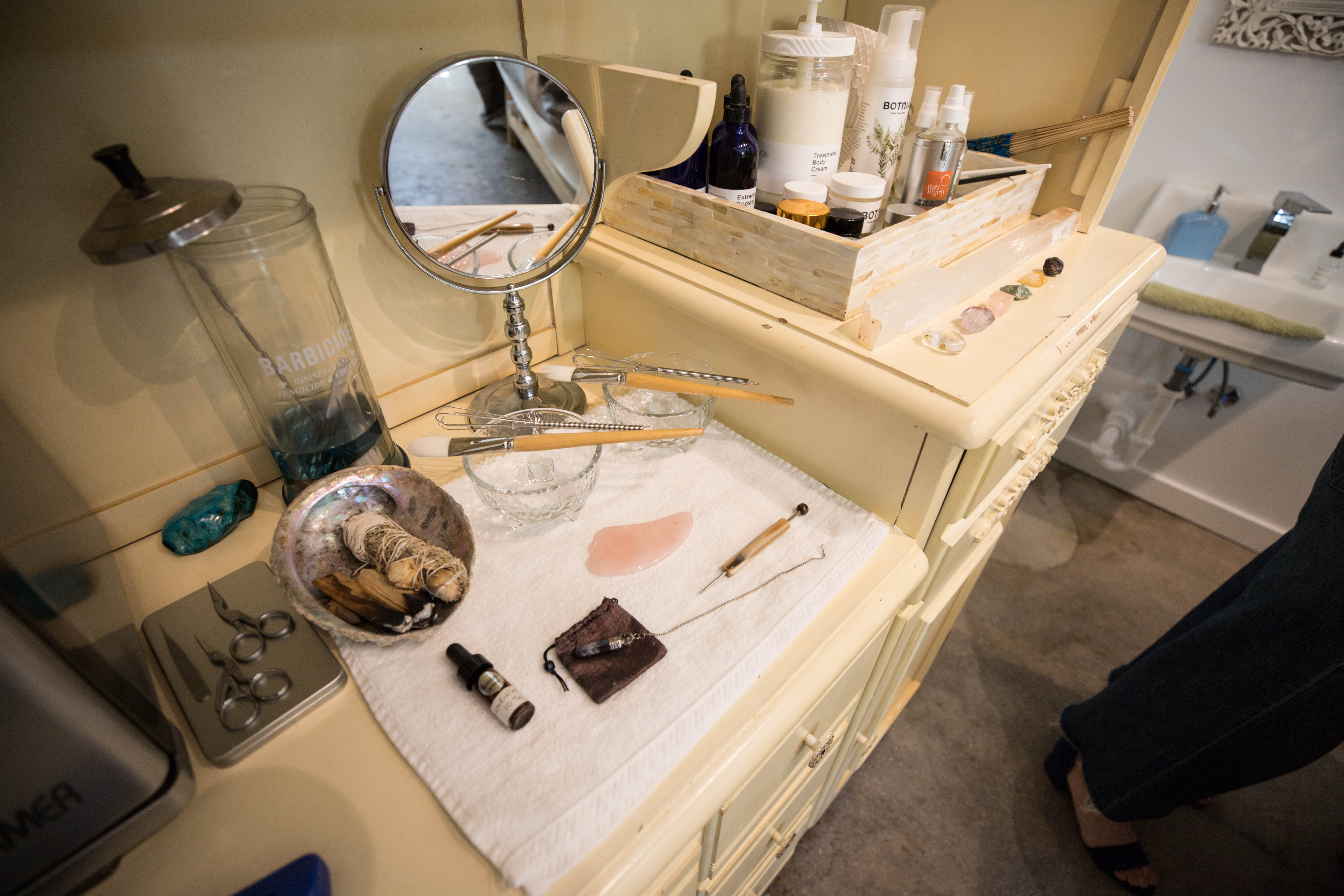 303 Magazine, 303 Style, 303 We Tried It, Beauty Trends, Vivian Louthan, Denver Beauty, Denver Facial, Crystals, Denver Skincare, Womenfolk Beauty, Rhea Hovarth, Heather Fairchild Photography