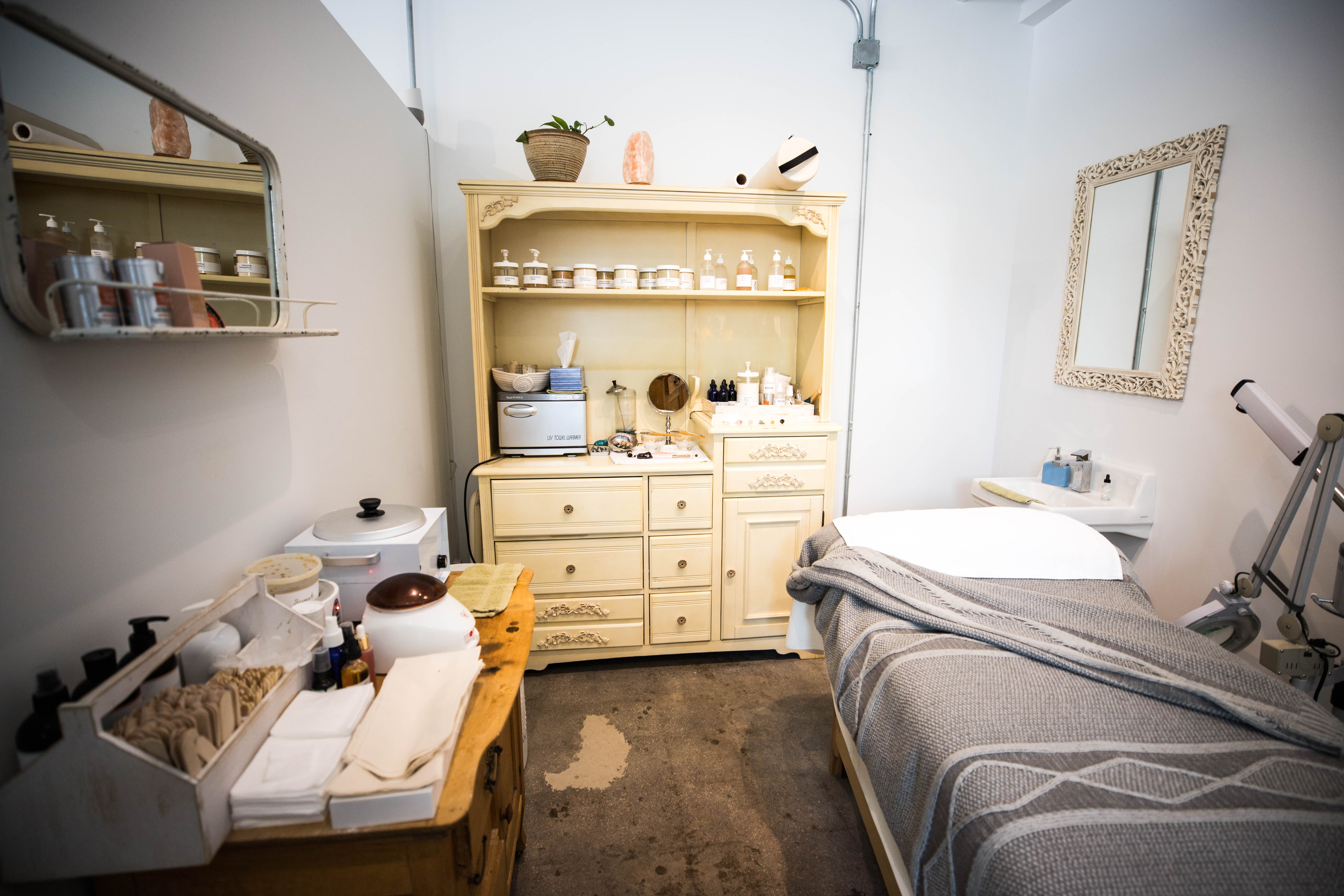 303 Magazine, 303 Style, 303 We Tried It, Beauty Trends, Vivian Louthan, Denver Beauty, Denver Facial, Crystals, Denver Skincare, Womenfolk Beauty, Rhea Hovarth, Heather Fairchild Photography