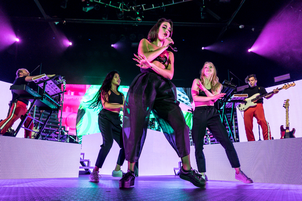 Review - Dua Lipa Set New Rules for What a Pop Performance Should Be ...