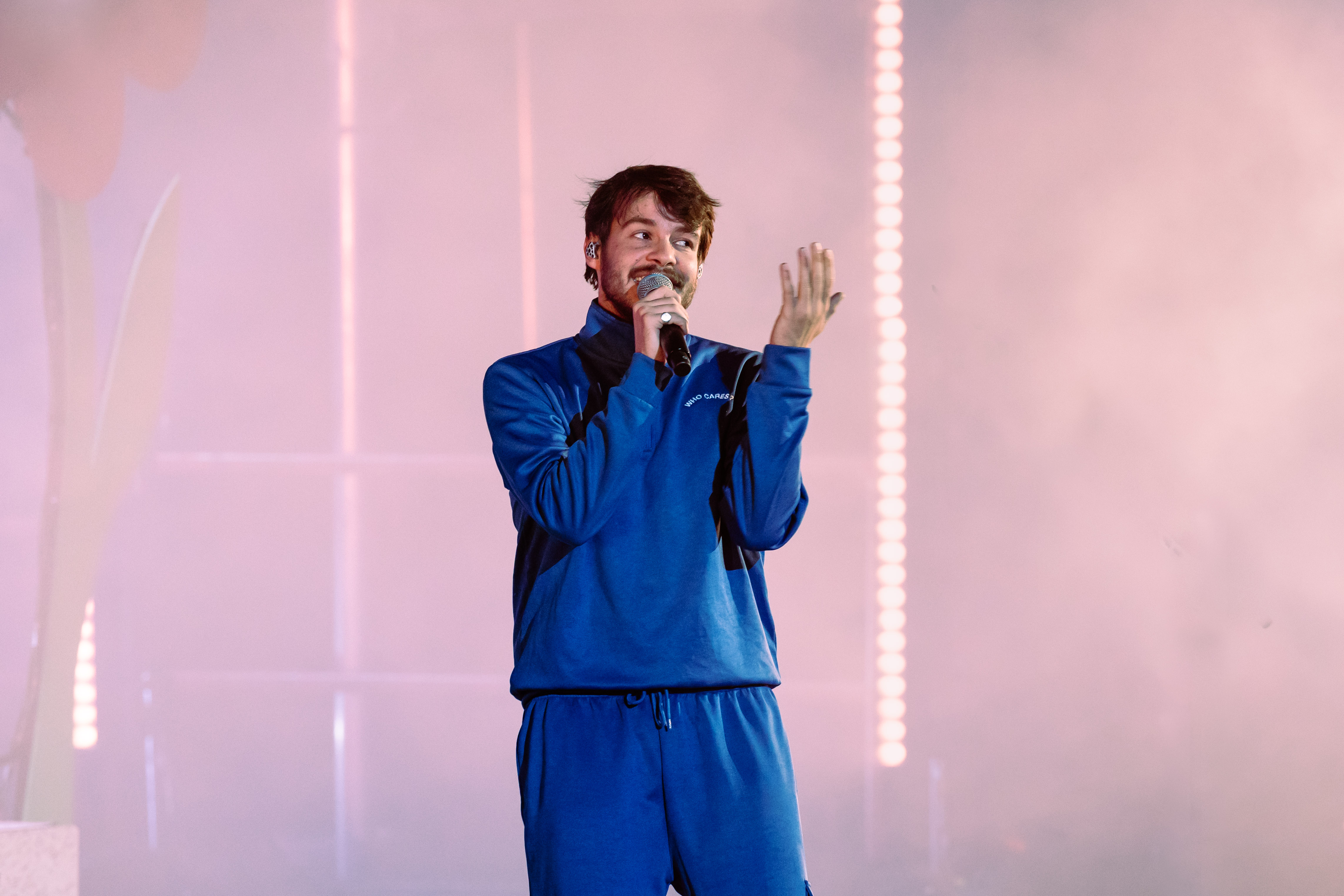 Review Rex Orange County Colored Red Rocks with Playful Innocence