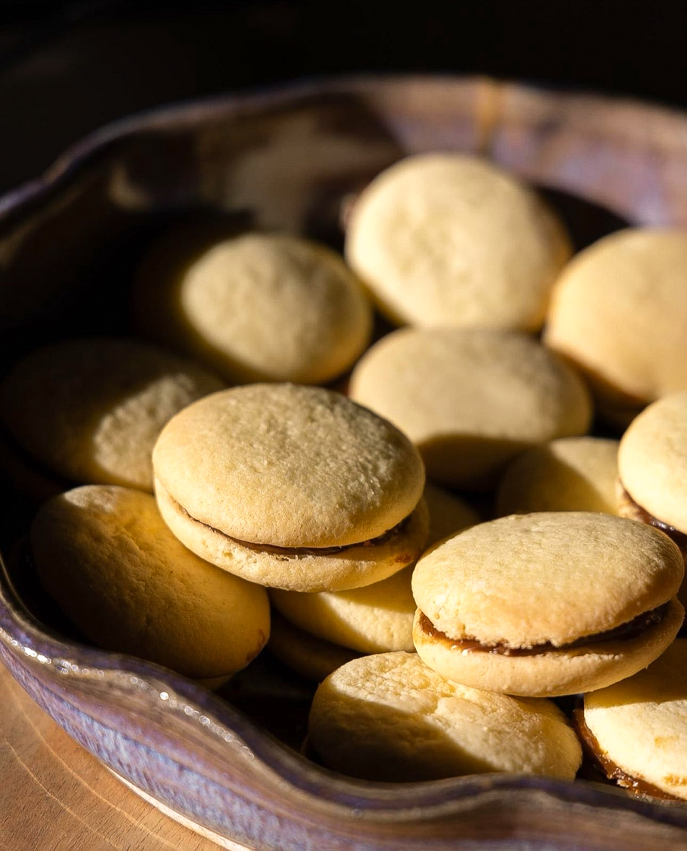 Image of shortbread cookies with dulce de leche in the middle
