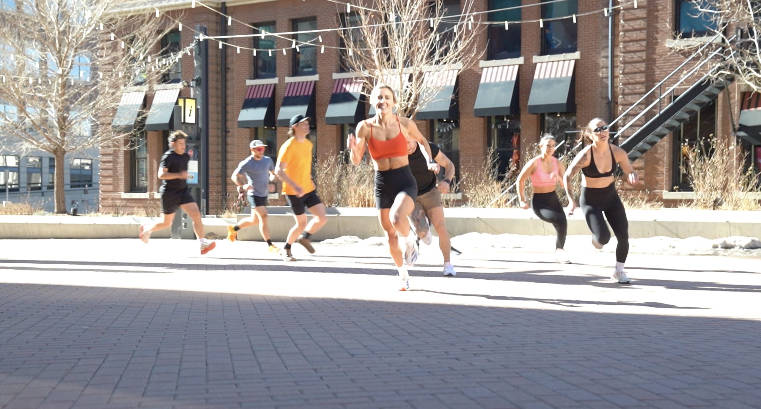 Trkači zaokružuju ciljnu liniju na Denver Duel Day